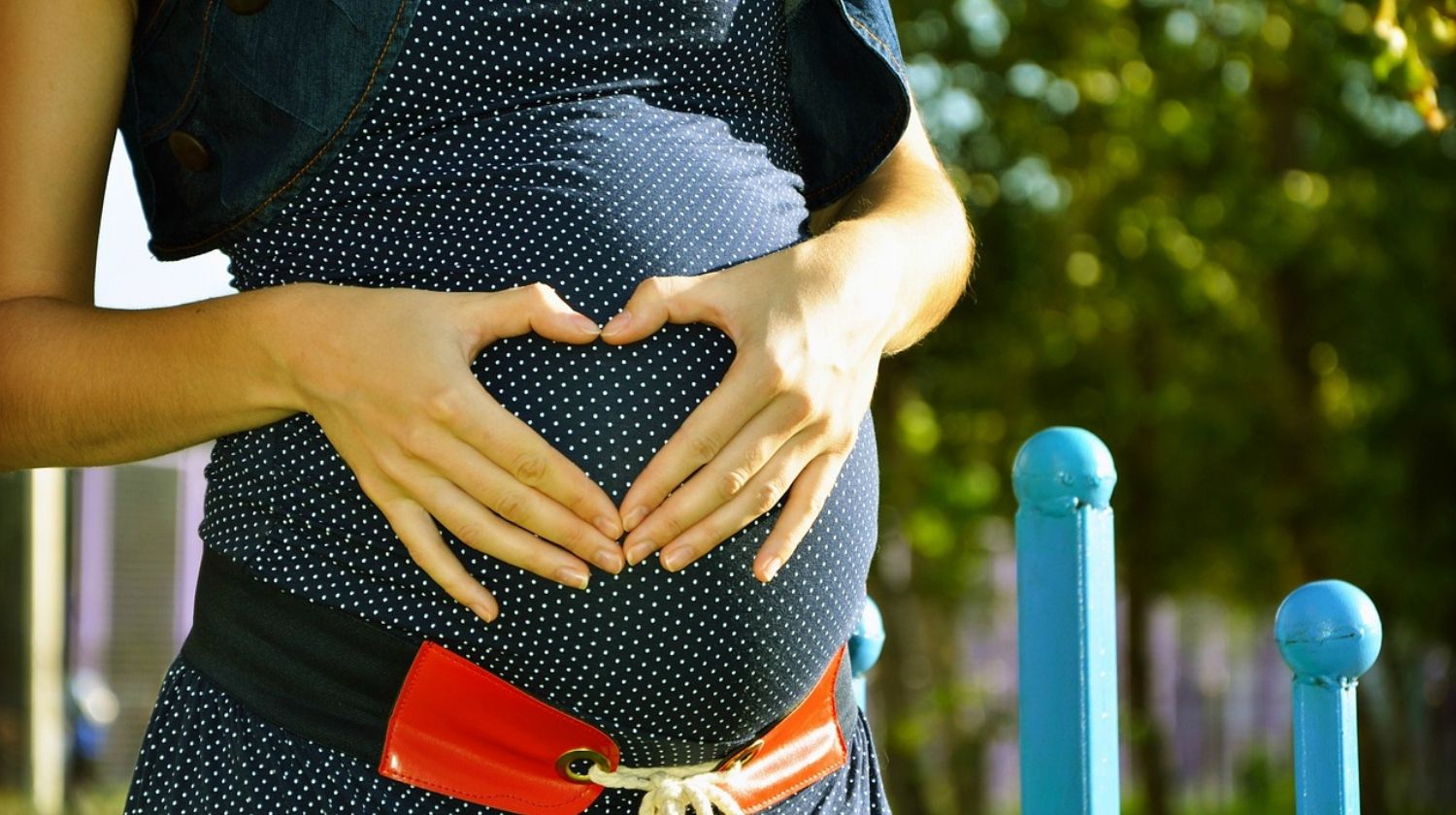Featured | Pregnant tummies heart | Use These Essential Oils For Pregnancy | Homesteading Tips