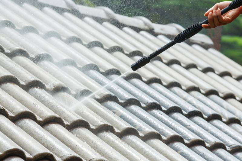 roof-cleaning-high-pressure-water-cleaner | Fall Home Maintenance Checklist: How To Prepare Your Home For Fall