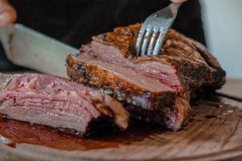 s-Z-h0fEiBM-person-slicing-medium-rare-meat | roasted goat meat