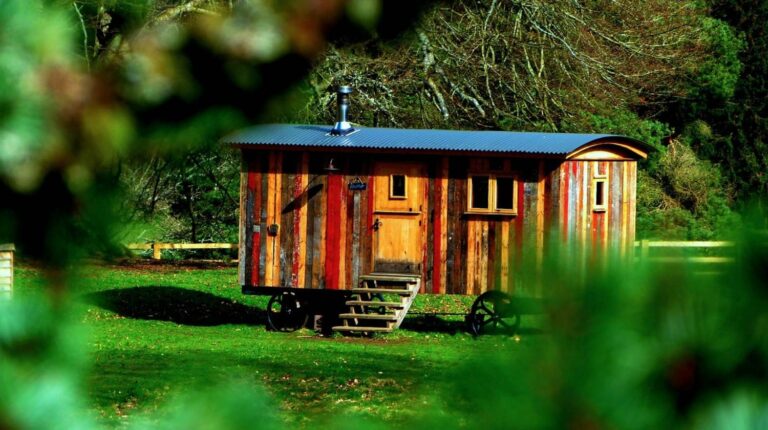 Featured | Wood tree outdoor house | Tiny Houses to Make You Swoon